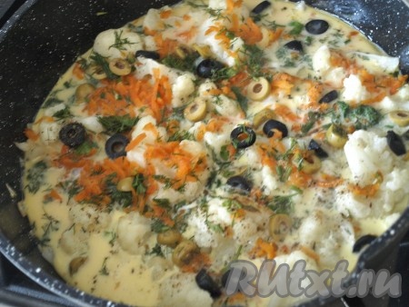 Яйца разбиваем в миску, взбиваем венчиком, добавляем молоко, соль и ещё раз хорошо взбиваем. Заливаем цветную капусту с овощами смесью из яиц и молока. Накрываем сковороду крышкой и готовим, пока яйца хорошо не "схватятся" (то есть на поверхности яиц не будет влажных участков).