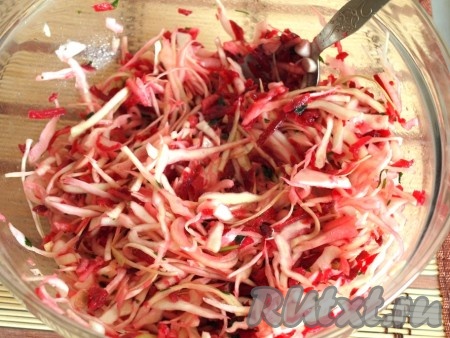 Заправляем полученный салат оливковым маслом, яблочным уксусом, добавляем специи, перемешиваем и даём постоять минут 20.
