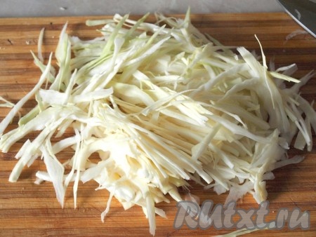 Тонко порезанную капусту солим и слегка мнём руками.
