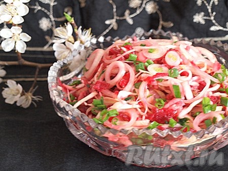 Салат со свеклой и яблоком готовится быстро, а получается и вкусным, и полезным.
