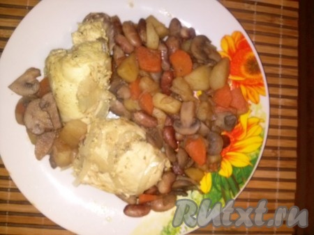 Тушеная куриная грудка в кефирном маринаде с овощами 