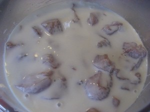 Нарезаем полукольцами 1 луковицу, заливаем кефиром. Заливаем куриную грудку кефирным маринадом и оставляем минут на 20.