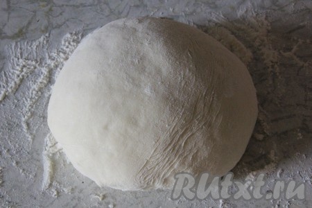 Воду подогреть до 38-40 градусов, перелить в объёмную миску, добавить дрожжи, растопленное не горячее сливочное масло, сахар и соль, хорошенько перемешать и частями всыпать просеянную муку, замешивая тесто вначале ложкой, а затем вымесить руками. Тесто должно получиться мягким, слегка липнущим к рукам. Миску с замешанным тестом прикрыть полотенцем и оставить для подхода на 1 час (до увеличения в объёме раза в 2-3).