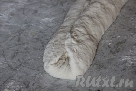 Сверху подвернуть другой край к центру и слегка защипнуть края теста.