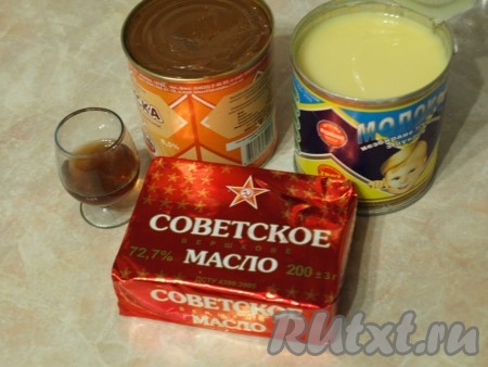 Для приготовления крема продукты нужно брать комнатной температуры, тогда крем получится однородным.
