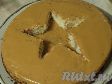 На шоколадный корж выложить белый корж, пропитать его и смазать кремом.
