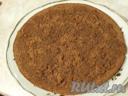 Для приготовления пропитки в пропорциях 50 на 50 смешать процеженное клубничное варенье и воду, добавить немного коньяка и перемешать (получилось 250 мл пропитки). На блюдо выложить шоколадный корж без звезды и пропитать его.
