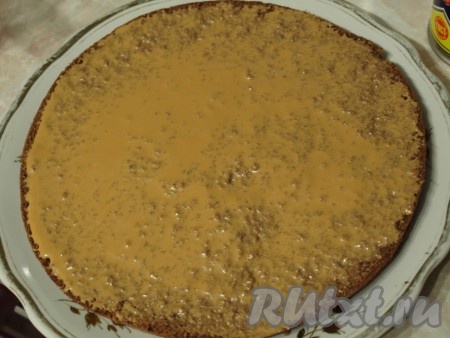 Пропитанный шоколадный корж смазать кремом.
