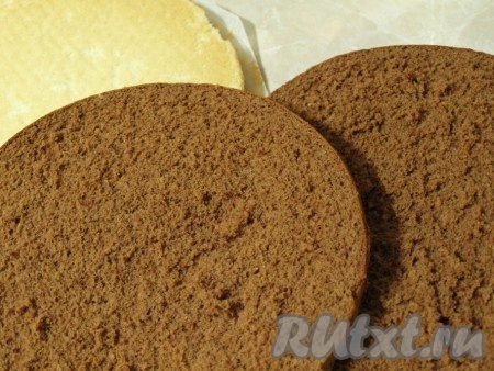 У нас получится 2 шоколадных коржа и 1 белый.
