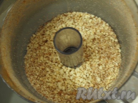 Грецкие орехи измельчить и украсить бока торта бисквитной крошкой и грецкими орехами.
