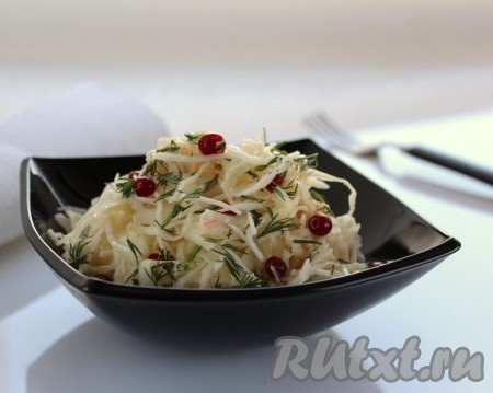 Салат, приготовленный с белокочанной капустой и курицей, получается сочным, свежим, очень вкусным и, что немаловажно, полезным.