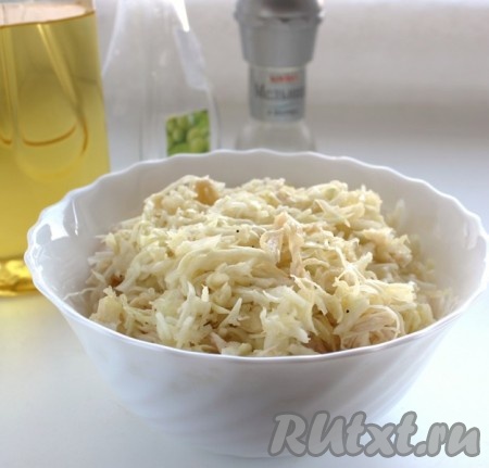 Салат заправить растительным маслом, свежевыжатым лимонным соком, поперчить, перемешать.