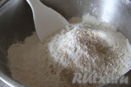 В миске смешать все сухие ингредиенты: муку, соль, дрожжи, манку, сахар и разрыхлитель.