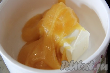 Пока тесто бродит, приготовим соус. Для этого нужно мед растопить со сливочным маслом.