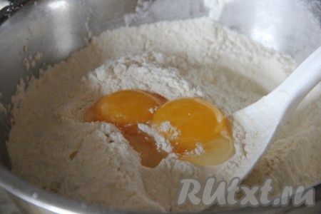 Добавить желтки, оливковое мало и влить постепенно теплую воду. Вымешать тесто до однородной консистенции и оставить на 40-50 минут. Тесто для марокканских блинчиков должно быть похожим на тесто, которое используется для обычных блинов. По необходимости нужно&nbsp;увеличить количество воды, так как сорт муки у всех разный.