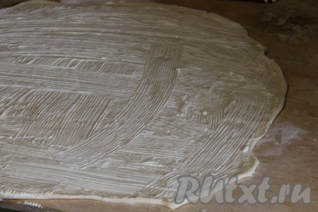 Готовое тесто раскатываем в пласт, который смазываем мягким сливочным маслом.