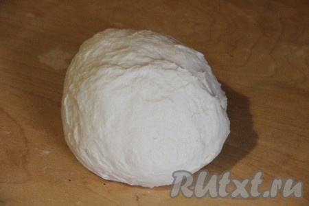 В воду добавляем уксус, растительное масло, сахар и яйцо. Смешиваем все с мукой и замешиваем однородное и эластичное тесто.
