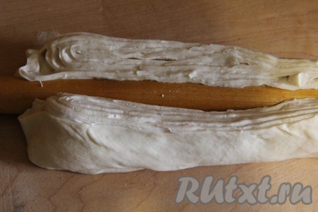 Вдоль скалки делаем надрез ножом, также проделываем с обратной стороны скалки.