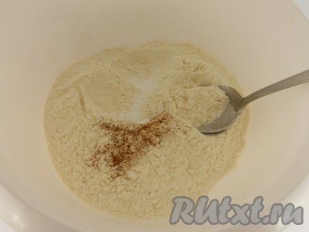 Сухофрукты промыть водой (если есть косточки, например, как в финиках, их нужно удалить), обсушить на бумажном полотенце. Крупные сухофрукты нарезать на части (я нарезала финики и чернослив на 3-4 части). В глубокую миску просеять муку, добавить соль, разрыхлитель, корицу и имбирь.