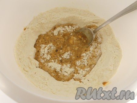 В миску с мукой и специями влить подготовленный кофейный сироп и аккуратно замесить венчиком (или ложкой) тесто, которое должно быть по консистенции, как густая сметана.