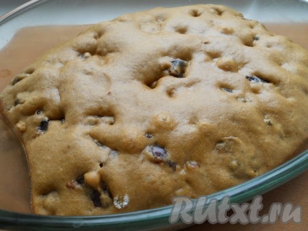 Выпекать постный кофейный пирог в разогретой до 180 градусов духовке около 20-25 минут.