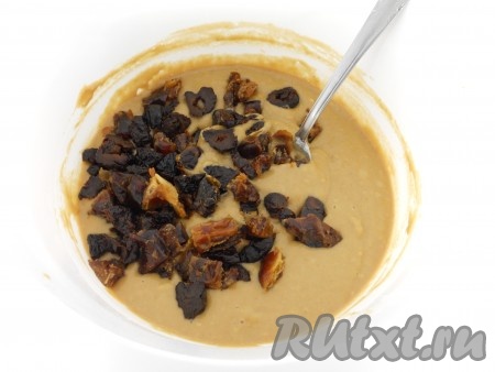 В тесто добавить сухофрукты, перемешать.