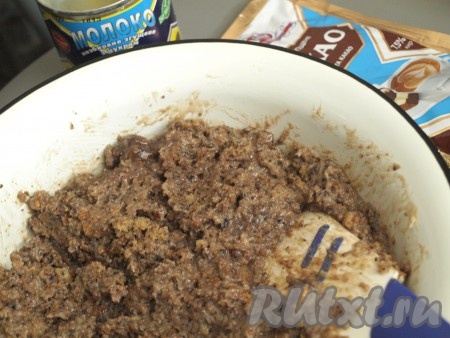 Оставшиеся грецкие орехи рубим на достаточно крупные кусочки. В оставшийся крем добавляем орехи (немного орехов оставьте для посыпки торта) и кусочки поломанного коржа, аккуратно перемешиваем и горкой выкладываем на основу торта.