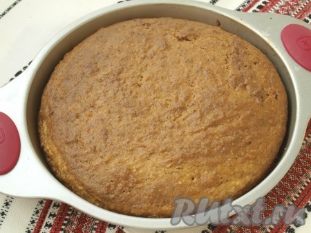 Форму для выпечки смазываем маслом, выкладываем тесто и готовим 30-35 минут в духовке, разогретой до 180 градусов. Достаём из духовки, даём остыть, а затем разрезаем на два коржа. Коржи надо сделать неравными по высоте: первый корж должен быть высотой примерно 1 сантиметр (он и станет основой торта), второй корж получится немного потолще (его нужно будет поломать на кусочки).