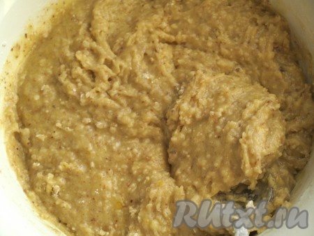 К полученной массе добавляем соду, погашенную уксусом, муку и тщательно перемешиваем. Тесто должно быть однородным, густым.