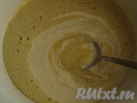 Растираем яйца с 1 стаканом сахара добела. К полученной массе добавляем сметану, перемешиваем ложкой.