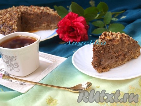 Для приготовления глазури смешиваем какао с сахаром, добавляем молоко, ставим на средний огонь, постоянно помешивая. Когда масса станет однородной, добавляем сливочное масло, доводим глазурь, помешивая, до кипения (но не кипятим). Горячей глазурью поливаем ореховый торт и посыпаем орехами. Ставим на несколько часов в холодильник для пропитки. Ореховый торт, приготовленный с грецкими орехами и сгущёнкой, получается изумительно вкусным. Такой десерт несомненно понравится и вам, и вашим близким!