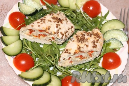 Сочный, аппетитный куриный рулетик с творожным сыром, приготовленный в духовке, подавать с любым гарниром, предпочтительнее свежие овощи или салат из них.