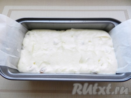 Форму для выпечки (я взяла форму размером 21х11 сантиметров), если она не силиконовая, застелить промасленной бумагой. Выложить равномерно творожную массу.