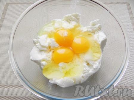 Творог растереть с яйцами, сахаром, ванильным сахаром.