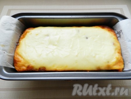 Поставить в разогретую до 190 градусов духовку на 45 минут. Затем огонь выключить и оставить Львовский сырник в духовке на 10 минут. Вынуть форму с сырником из духовки и окончательно остудить. При остывании сырник немного осядет.
