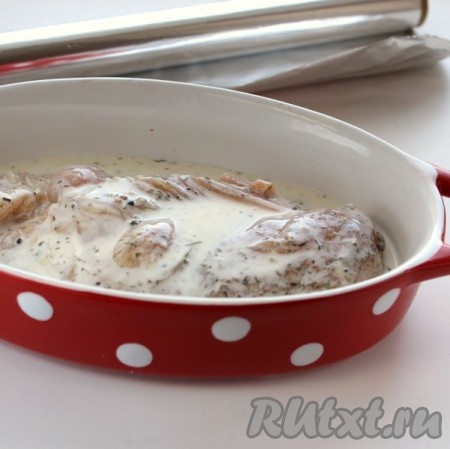 Филе вместе с кефиром переложить в форму для запекания, закрыть фольгой и поставить в духовку, разогретую до 200 градусов, на 20 минут.