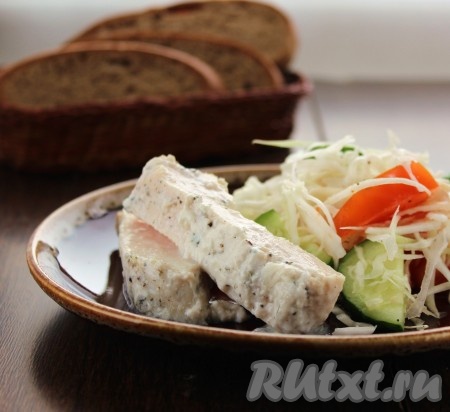 Куриное филе, запечённое в кефире в духовке, прекрасно сочетается с любым гарниром или салатом из свежих овощей.