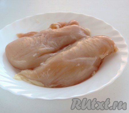 Куриное филе помыть, обсушить бумажным полотенцем.
