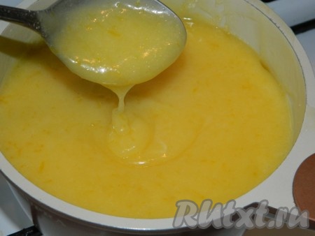 После того как смесь станет однородной, снова перелить её в кастрюльку, дать закипеть на среднем огне, не переставая помешивать, а затем проварить на медленном огне до загустения (в течение 4-5 минут), постоянно помешивая.