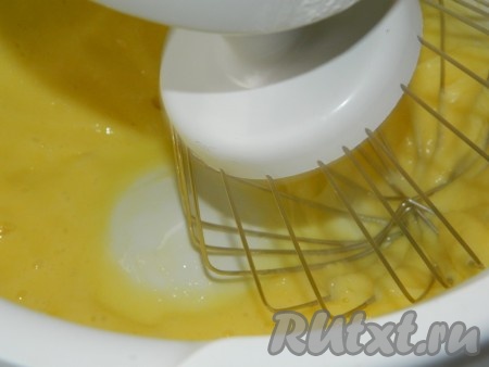 Отдельно взбить миксером до однородности желтки.