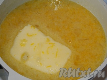 В получившуюся лимонную смесь добавить масло и сахар, поставить на средний огонь. Довести лимонную массу до кипения, постоянно помешивая. Снять с огня, дать слегка остыть.