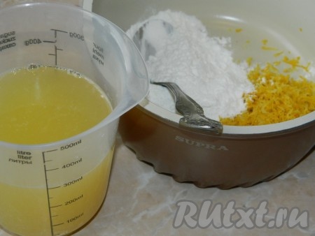 Из лимонов выжать сок. Для приготовления курда потребуется 300 миллилитров сока. Если сока, выжатого из 4 лимонов, не хватило, можно подлить до нужного объёма кипячёную воду комнатной температуры. Соединить сок, цедру и крахмал в небольшой кастрюле, перемешать до однородности.