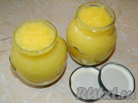 Снять лимонный курд с огня, разложить по баночкам, а после полного остывания закрыть крышками и поставить в холодильник на ночь. В процессе охлаждения в холодильнике курд, сваренный из лимонов и желтков, станет более густым.