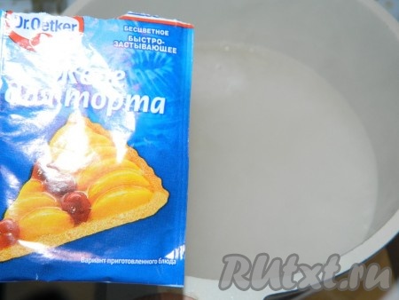 Приготовить желе для торта, согласно инструкции на упаковке. Немного дать ему остыть, чтобы желе чуть стало густеть. Аккуратно ложкой поливать желе на персики, чтобы желе не растекалось.