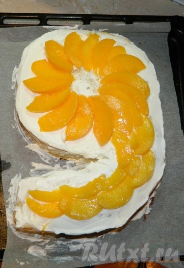 Сверху выложить красиво персики.