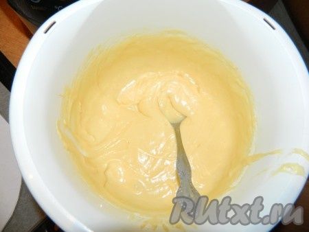 Взбить яйца миксером до однородности, затем добавить к ним сгущёнку, муку и соду. Хорошо перемешать. Тесто должно получиться однородным, в меру густым, чтобы не растекалось.