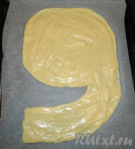 1/3 теста выложить ложкой тонким слоем по нарисованному контуру.