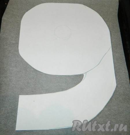 Вырезать из бумаги шаблон цифры 9 (цифра в длину у меня получилась чуть меньше размера противня) и нарисовать его на бумаге для выпечки.