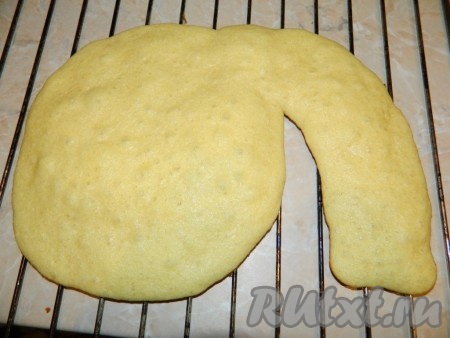 Испечь основу для торта в разогретой духовке при температуре 180 градусов в течение 5 минут, затем достать из духовки, дать немного остыть, переложить цифру "9" на решётку и полностью остудить. Аналогично испечь ещё два коржа в виде цифры 9. Полностью остудить все 3 коржа.