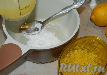 Для приготовления лимонной начинки соединить цедру, сок, крахмал, размешать.
